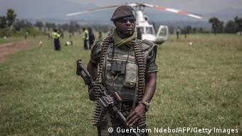 Un soldat des forces armées de la RDC à l'aérodrome de Kiwanja après des affrontements avec les rebelles du M23 à Rutshuru.