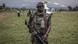 Un soldat congolais monte la garde à l'aéroport de Rutshuru, après des affrontements avec des rebelles du M23 Un soldat congolais monte la garde à l'aéroport de Rutshuru, après des affrontements avec des rebelles du M23