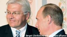 Russian President Vladimir Putin (R) welcomes German Foreign Minister Frank-Walter Steinmeier during their meeting in Novo-Ogaryovo residence outside Moscow 15 May 2007. The meeting is to prepare the Russia-EU summit scheduled for May 17 - 18 outside Samara. EPA/SERGEI CHIRIKOV +++(c) dpa - Report+++