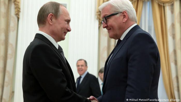 रूसी राष्ट्रपति व्लादिमीर पुतिन के साथ विदेश मंत्री के तौर पर मिलते श्टाइनमायर (मार्च 2016)