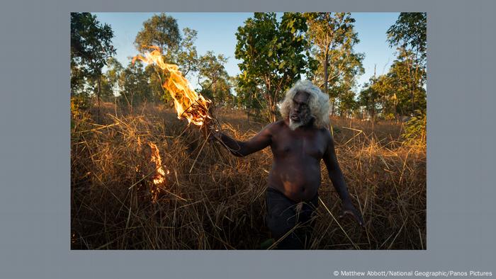 Saving Forests with Fire | Matthew Abbott: Ein Aborigine legt kontrolliert Feuer ans Unterholz 