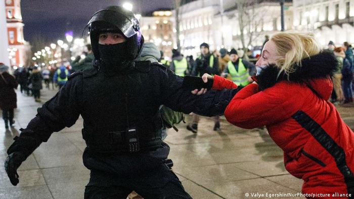 Polícia russa reprime protesto em São Petersburgo contra a invasão da Ucrânia pela Rússia