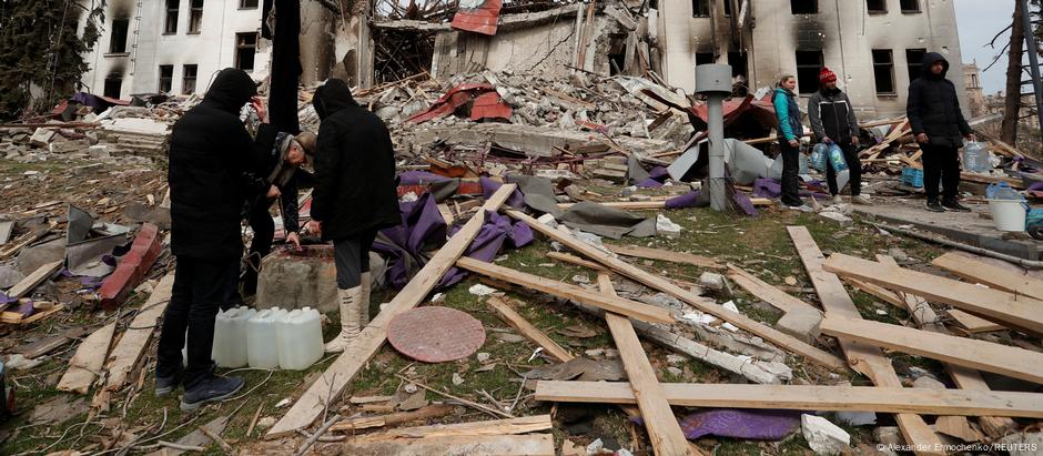 Destruição em Mariupol. Dependente de exportações agrícolas, Ucrânia vive catástrofe humanitária