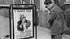 Ein Mann steht vor dem Rekrutierungs-Plakat mit Uncle Sam: I Want You" (1940) Ein Mann steht vor dem Rekrutierungs-Plakat mit Uncle Sam: I Want You" (1940)