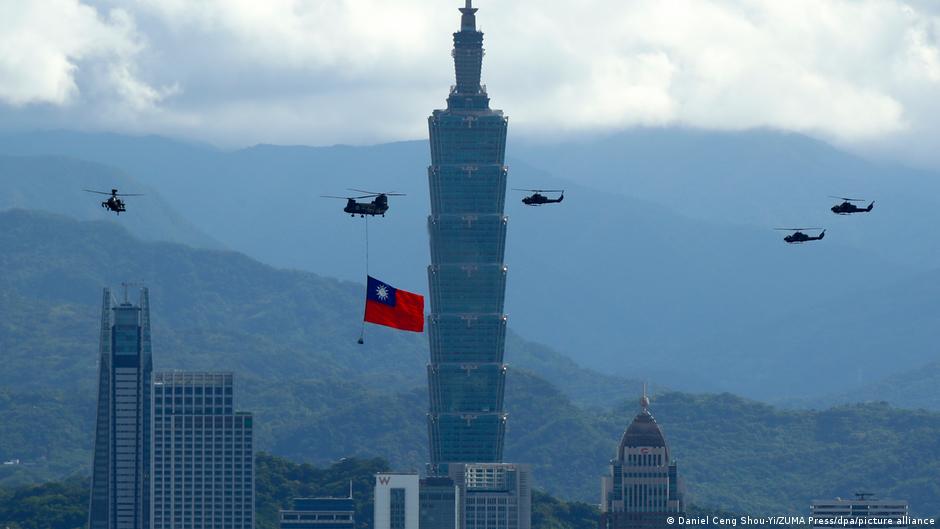 懸掛中華民國國旗的台灣軍機在台北上空飛行