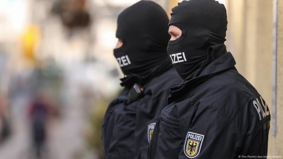 Germany conducts nationwide raids on neo-Nazi groups | News | DW | 06.04.2022 Germany conducts nationwide raids on neo-Nazi groups | News | DW | 06.04.2022