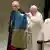 Папа римский Франциск держит привезённый из Украины флаг