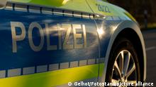 Melle, Deutschland 10. März 2022: Ein Einsatzfahrzeug, Streifenwagen, der Polizei steht mit dem Schriftzug Polizei auf einer Straße.