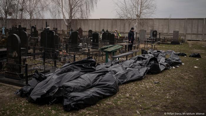 Десятки тел перед похоронами на кладбище в Буче 5 апреля 2022 года