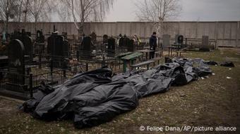 Кладбище в Буче и тела убитых людей перед захоронением