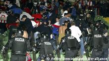 Bosnische Polizisten mit Kampfanzügen und Schilden stürmen am 09.10.2004 im Kosevo-Stadion in Sarajevo in einen serbo-montenegrinischen Fanblock. Die bosnische Fußball-Nationalmannschaft kommt im WM-Qualifikationsspiel der Gruppe 7 gegen Serbien-Montenegro nicht über ein torloses Remis hinaus.