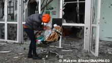  DPR LPR Russia Ukraine Military Operation 8139991 13.03.2022 A woman and her child are seen at the entrance of the damaged building of the central hospital in the city of Volnovakha that came under control of the Donetsk People s Republic, DPR. Maksim Blinov / Sputnik Volnovakha Donetsk region Donetsk People s Republic PUBLICATIONxINxGERxSUIxAUTxONLY Copyright: xMaksimxBlinovx
