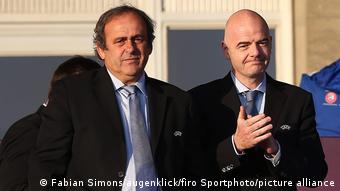 Michel Platini (l.) und Gianni Infantino (r.) stehen nebeneinander