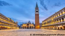 02.04.2021 Ein leerer Markusplatz in Venedig mit dem Glockenturm und der Kathedrale in der Dämmerung