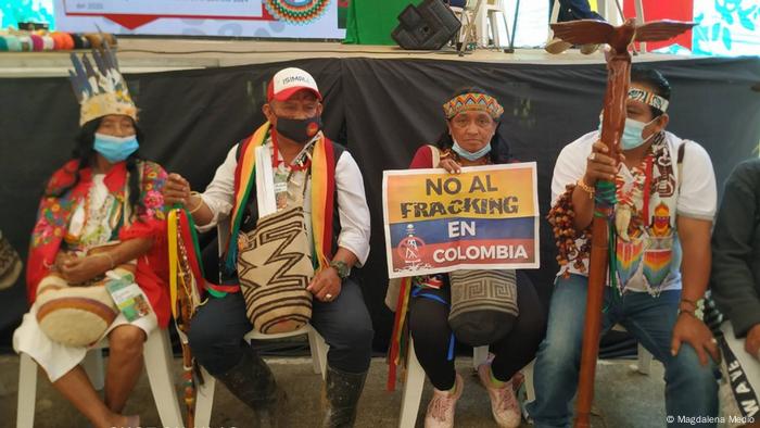 Indígenas de diversas etnias protestan contra los planes del Gobierno de implementar el fracking para extraer petróleo Indígenas de diversas etnias protestan contra los planes del Gobierno de implementar el fracking para extraer petróleo