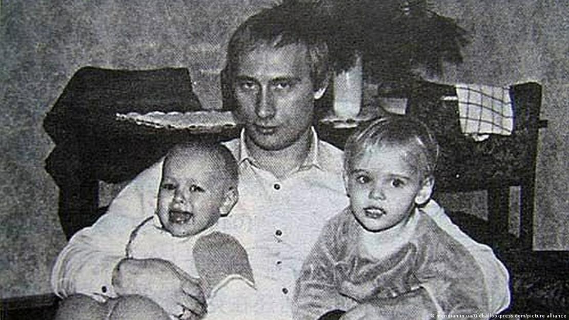 Vladimir Putin en una foto familiar con sus dos hijas, cuando estas eran bebés
