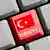 Компьютерная клавиатура, одна из клавиш - цвета турецкого флага, с подписью "Турция" на турецком языке