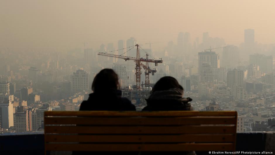 Nedostatak javnog prevoza i jeftin benzin povećavaju zagađenje vazduha u većim iranskim gradovima, pa i u prestonici Teheranu