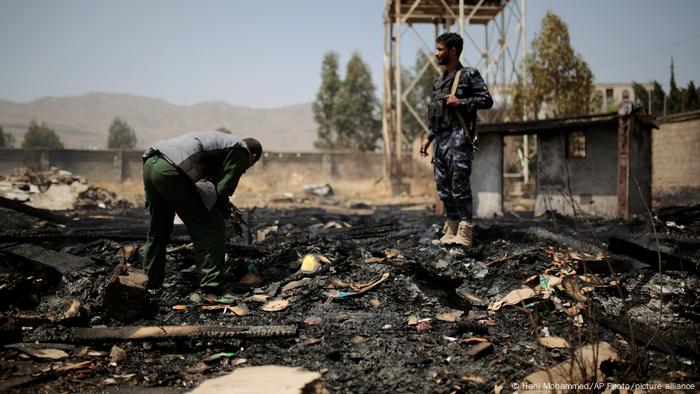 Un policía yemení ante los escombros de un edificio tras un ataque aéreo saudí.