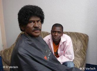 Günter Wallraff bir araştırma için hazırlık yapıyor. Siyahi bir kişinin rolüne bürünmüş. 