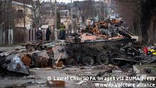 06.04.2022, Ukraine, Irpin: Blick am 06.04.2022 auf zerstörte Fahrzeuge und russische Panzer. Vor wenigen Tagen haben ukrainische Truppen wieder die Kontrolle in Irpin übernommen. Foto: Laurel Chor/SOPA Images via ZUMA Press Wire/dpa +++ dpa-Bildfunk +++