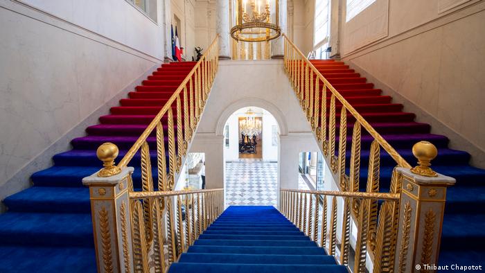 Macron encargó a la artista Nathalie Junod Ponsard la realización de una nueva alfombra para la llamada Escalera Murat.