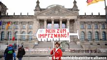 07.04.2022 | Ein Demonstrant steht am Morgen vor dem Reichstagsgebäude mit einem Plakat mit der Aufschrift „Nein zum Impfzwang!“. Der Bundestag stimmt in seiner Sitzung über eine Impfpflicht gegen das Coronavirus ab.