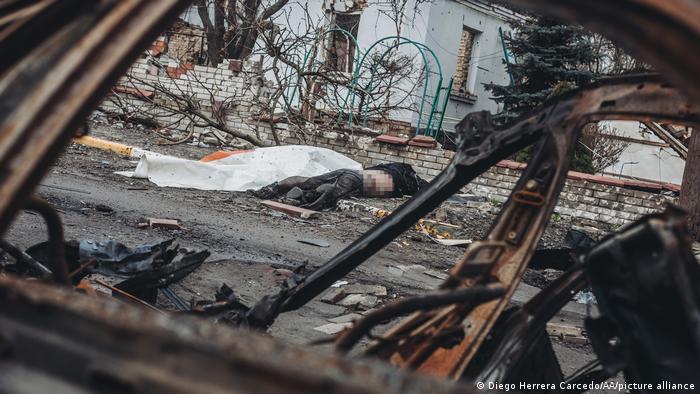 Тіла вбитих людей на вулиці у Бучі під Києвом, фото 6 квітня 2022 року