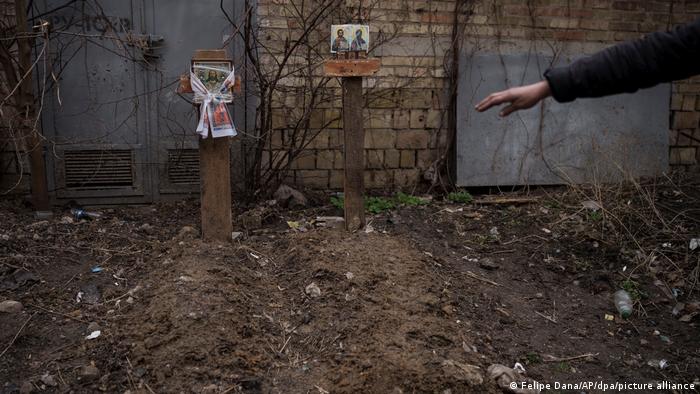 Gräber von Zivilisten, die in einem Hinterhof in Butscha begraben wurden