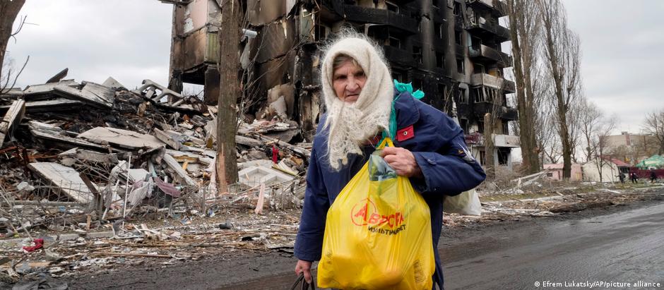 Una mujer mayor escapa de la destrucción en Borodianka, Ucrania. (6.04.2022).