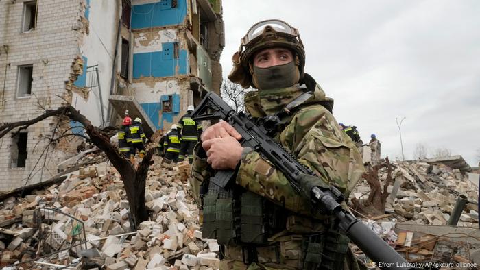 Ukraine | Ukrainische Soldat in Borodjanka