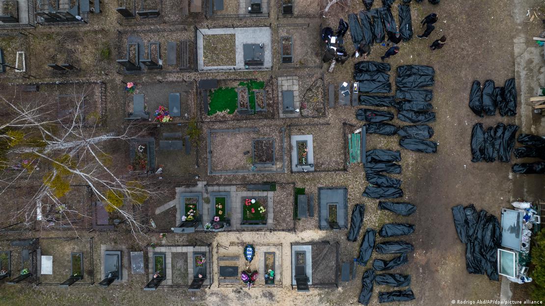 Buça'daki mbir mezarlıkta, Rus askerleri tarafından öldürüldükleri iddia edilen kişilerin defin işlemleri yapılıyor
