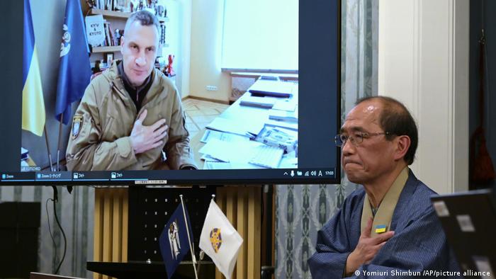 Videollamada entre ciudades hermanadas: Kiev y Kioto, y los alcaldes Vitali Klitschko y Daisaku Kadokawa.