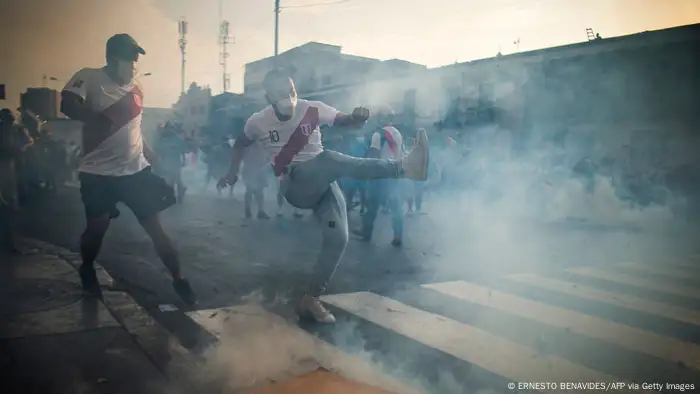 Demonstrators have clashed with police in the Peruvian capital Lima. They are protesting against the rise in food prices, among other things. The crisis has been exacerbated by the war in Ukraine. Peruvian President Pedro Castillo temporarily imposed a curfew and a state of emergency, but when these were lifted, the protests resumed.