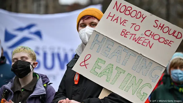 There have been protests against rising food and energy prices in Scotland, too. All over the UK, trade unions have been organizing demonstrations to protest the rising cost of living. Brexit had already resulted in price increases in many areas of life, and the war in Ukraine will only make things worse.