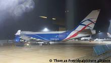 Eine Frachtmaschine vom TY Boeing 747 der Airline Cargologicair UK steht auf dem Vorfeld des Flughafens Hahn. Der Jumbojet unter russischer Kontrolle darf vorerst nicht mehr vom Flughafen Hahn abheben. (zu dpa «Russischer Jumbojet am Flughafen Hahn festgesetzt»)