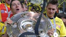 Robert Lewandowski con el Borussia Dortmund y la Meisterschale de campeón (mayo de 2012)