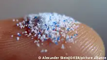 'Primäres' Mikroplastik: Kleine Kunststoffpartikel, die einem Peeling Gel hinzugefügt waren. Köln, Nordrhein-Westfalen, Deutschland, 19.06.2015 | Verwendung weltweit