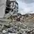 Służby ratownicze usuwają gruzy po bombardowaniach w centrum Borodzianki