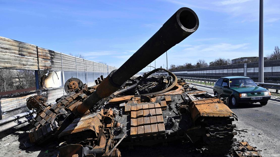 Tanque destruído à beira de estrada