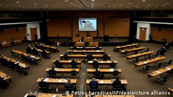 Παρακολουθώντας την ομιλία Ζελένσκι