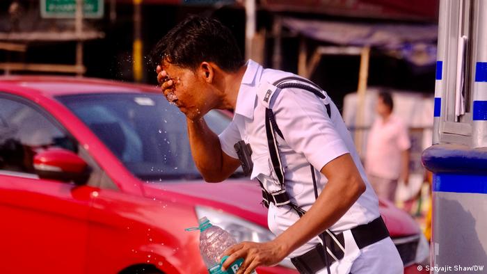 इस तस्वीर में ट्रैफिक पुलिस कांस्टेबल तेज गर्मी के बीच ड्यूटी करते हुए. चिलचिलाती धूप से थोड़ी राहत के लिए चेहरे पर पानी मारते हुए. 