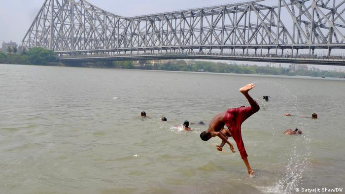 दिन की तपिश में बच्चे अपने शरीर को ठंडा रखने के लिए हुगली नदी में छलांग लगा रहे हैं, गर्मियों में कोलकाता में इस तरह की तस्वीरें आम रहती हैं. 