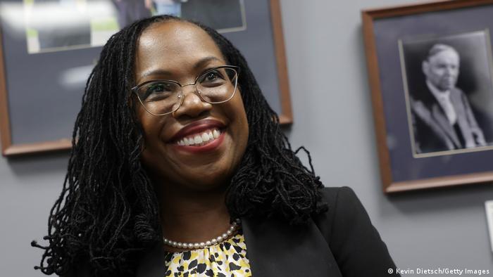 کتانجی براون جکسون، نخستین قاضی زن سیاهپوست در دیوان عالی آمریکا کتانجی براون جکسون، نخستین قاضی زن سیاهپوست در دیوان عالی آمریکا