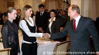 Алина Кабаева и Владимир Путин в 2004 году (Фото из архива)