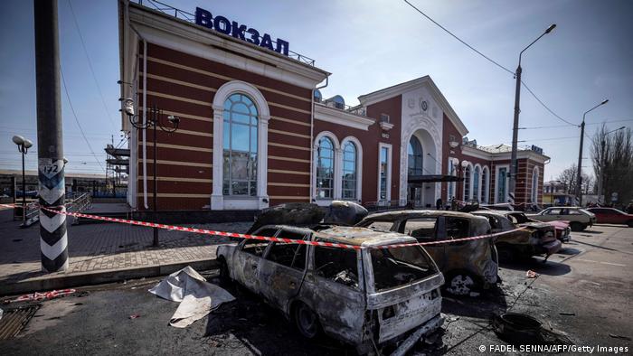 Ukraine Kramatorsk | Zerstörung nach Raketenangriff auf Bahnstation zur Evakuierung von Zivillisten