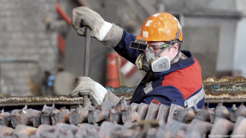 Росстат: Прибыли российских компаний в январе упали почти на 30%