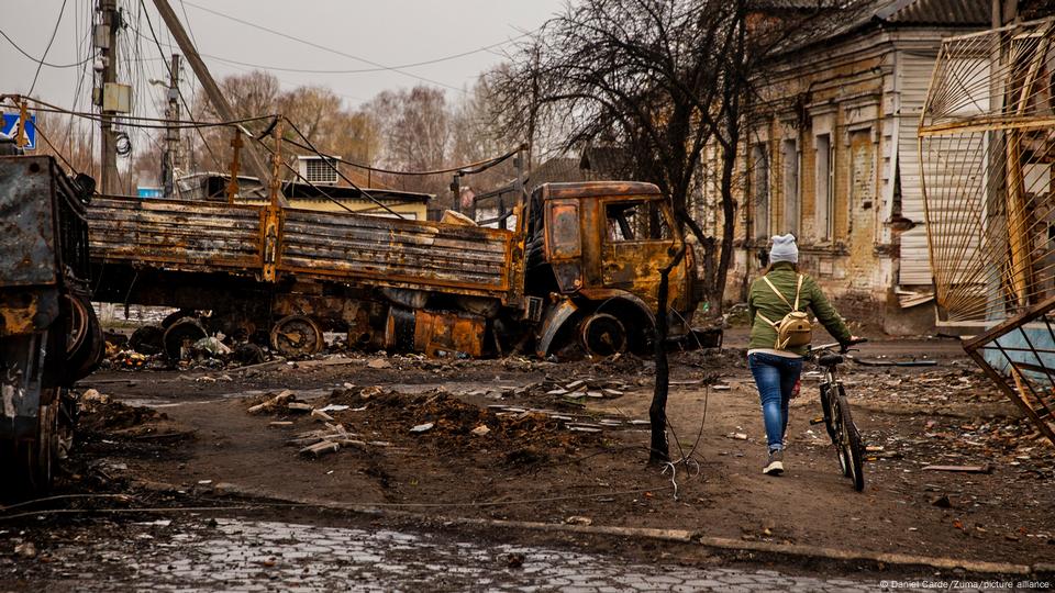 Человек строит стену вокруг себя