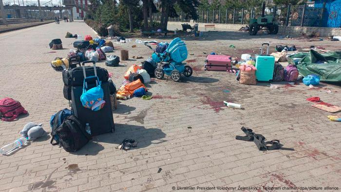 Gepäckstücke und Blutflecken auf dem Bahnhof von Kramatorsk