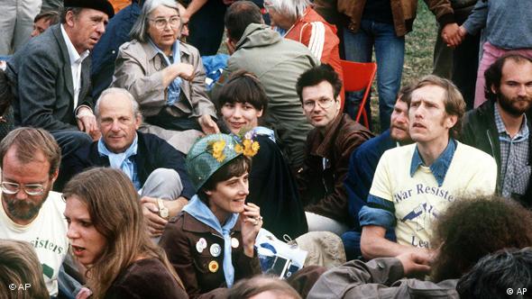 Mirovni protest na ulazu u vojnu bazu SAD u Mutlangenu 1.09.1983: sasvim gore levo je Nobelovac Hajnrih Bel, ispod njega je Gert Bastijan a sa cvećem na šlemu Petra Keli.